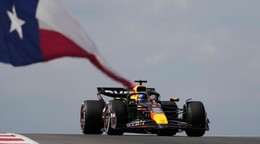 Max Verstappen na Red Bulle na trati v Austine pred Veľkou cenou USA 2024.