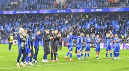 Hráči Slovana ďakujú fanúšikom po prehre 1:4 v zápase 4. kola ligovej fázy Ligy majstrov.