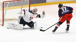 Brankár Slovana Bratislava Henri Kiviaho (Slovan) chytá strelu Andreja Kudrnu.