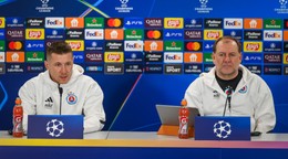 Tréner Vladimír Weiss st. (vpravo) a Juraj Kucka na tlačovej konferencii pred zápasom ŠK Slovan Bratislava - AC Miláno v ligovej fáze Ligy majstrov.