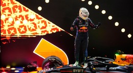 Max Verstappen oslavuje triumf v Katare