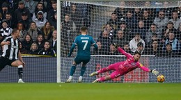 Martin Dúbravka dostáva gól v zápase Newcastle - Bournemouth.