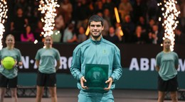 Španiel Carlos Alcaraz s trofejou.