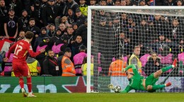 Gianluigi Donnarumma chytá penaltu Curtisa Jonesa v zápase Liverpool - PSG. 