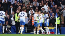 Futbalisti Brightonu oslavujú gól.
