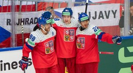 Hokejisti Česka, zľava David Pastrňák, Martin Nečas a Lukáš Sedlák sa tešia z gólu. 