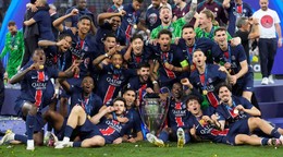 Futbalisti Paríža oslavujú s trofejou Ligy majstrov