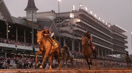 Džokej Junior Alvarado a kôň Sovereignty vyhrali Kentucky Derby 2025.