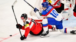 Vinzenz Rohrer (dole) v zápase proti Slovensku.