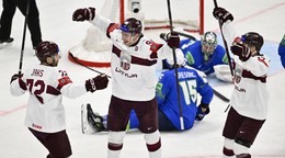 Hokejisti Lotyšska sa tešia z gólu v zápase Slovinsko - Lotyšsko na MS v hokeji 2025. 
