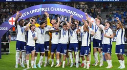Anglickí futbalisti sa tešia z víťazstva na EURO U21 2025.