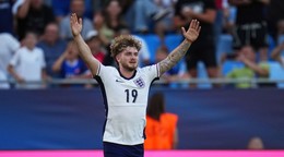 Harvey Elliott oslavuje gól. 