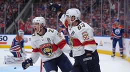 Brad Marchand (vpravo) oslavuje gól v piatom finále na ľade Edmontonu. 