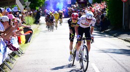 Tadej Pogačar, za ním Jonas Vingegaard a až potom zvyšok štartového poľa Tour de France.