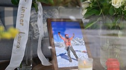 Kvety, sviečky a fotografia zosnulej dvojnásobnej olympijskej víťazky v biatlone Laury Dahlmeierovej.