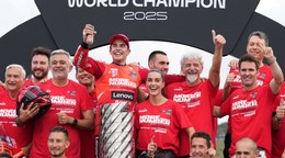 Marc Marquez s tímom oslavuje zisk titulu