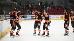 Hráči Michaloviec sa tešia z gólu.