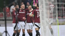 Lukáš Haraslín (v strede) oslavuje gól so spoluhráčmi