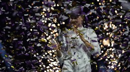 Jelena Rybakinová pózuje s trofejou po výhre nad Bieloruskou Arynou Sabalenkovou.