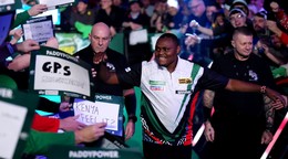 Keňan David Munyua počas MS v šípkach 2026. 