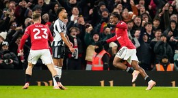 Patrick Dorgu (vpravo) sa teší z gólu v zápase 18. kola anglickej Premier League Manchester United - Newcastle United.