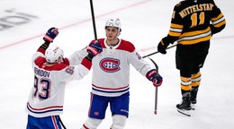 Juraj Slafkovský oslavuje gól. 