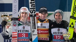 Na snímke slovinský skokan na lyžiach Domen Prevc (uprostred). Druhý Rakúšan Daniel Tschofenig (vľavo) tretí Nemec Felix Hoffmann (vpravo).