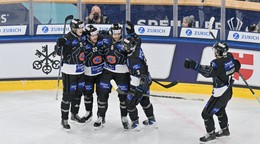 Hráči Fribourgu oslavujú gól.