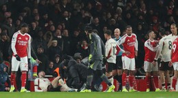 Conor Bradley leží na zemi zranený po incidente s hrášom Arsenalu Gabrielom Martinellim (tretí vpravo) v zápase 21. kola anglickej Premier League FC Arsenal - FC Liverpool.