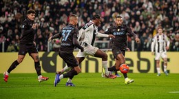 Hráč Juventusu Turín Jonathan David (uprostred) strieľa gól.