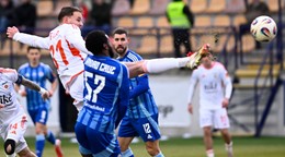 Na snímke uprostred Lukáš Fila (MFK Ružoberok) a hráči Slovana Sandro Plinio Cruz (57) a Kenan Bajrič (12).