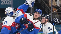 Slovenský hokejový brankár Samuel Hlavaj (31), jeho spoluhráč Adam Ružička (21) počas ZOH 2026.
