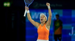 Americká tenistka Jessica Pegulová reaguje po víťazstve nad Ukrajinkou Jelinou Svitolinovou vo finále ženskej dvojhry na turnaji WTA v Dubaji.