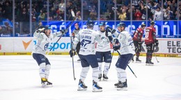 Radosť hokejistov Plzne po góle proti Sparte Praha.