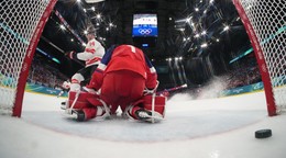 Kanaďan Bo Horvat prekonáva českého brankára Lukáša Dostála v zápase B-skupiny olympijského turnaja ZOH 2026 v Miláne.