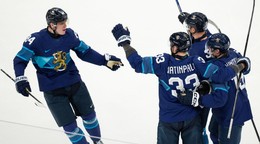 Hokejisti Fínska oslavujú gól proti Švédsku na ZOH 2026.