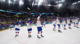 Slovenskí hokejisti sa zdravia s fanúšikmi po zápase Slovensko - Švédsko na ZOH 2026 v Miláne. 