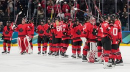 Kanadské hokejistky sa tešia z postupu.