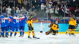 Slovenskí hokejisti oslavujú gól proti Nemecku.