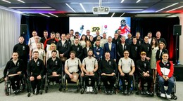Na snímke prezident SR Peter Pellegrini (stredný rad šiesty sprava) a členovia slovenskej paralympijskej výpravy.