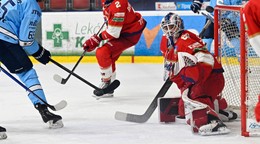 Na snímke brankár Aleksi Daniel Lebedeff (Liptovský Mikuláš) a Tomáš Marcinko (Slovan) v štvrtom zápase štvrťfinále.
