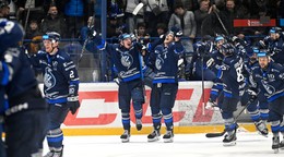 Na snímke radosť hráčov Popradu po šiestom zápase štvrťfinále play off.