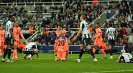 Momentka zo zápasu Newcastle - Barcelona.