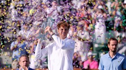 Jannik Sinner z Talianska drží víťaznú trofej po tom, čo zdolal Daniila Medvedeav z Ruska vo finále.