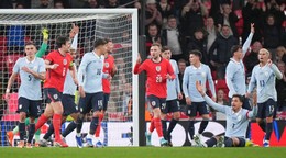 Anglický hráč Ben White (uprostred vľavo) oslavuje po tom, ako strelil úvodný gól v prípravnom zápase Anglicko - Uruguaj.