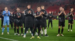 Sklamaní hráči Sparty Praha ďakujú fanúšikom.