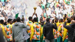 Futbalisti Senegalu oslavujú trofej. 