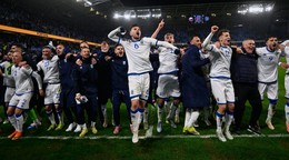 Futbalisti Kosova oslavujú výhru nad Slovenskom.