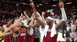 Bam Adebayo oslavuje so svojimi spoluhráčmi