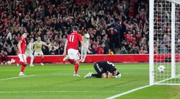 Nottingham Forest strieľa gól. 